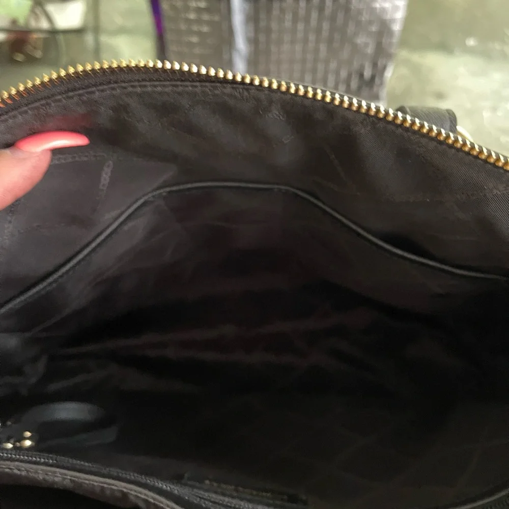 Michael Kors large black bag. Excellent condition no tears or marks on it - Picture 9 of 12